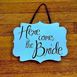 “Here Comes The Bride”👰‍♀️ Sign